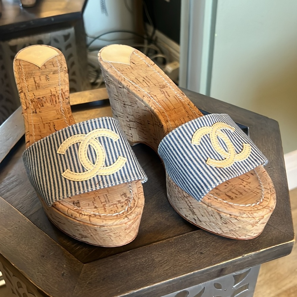 🛑 1 hour sale. Chanel, size 39, Chanel CC logo Striped Wedge Sandals, Authentic